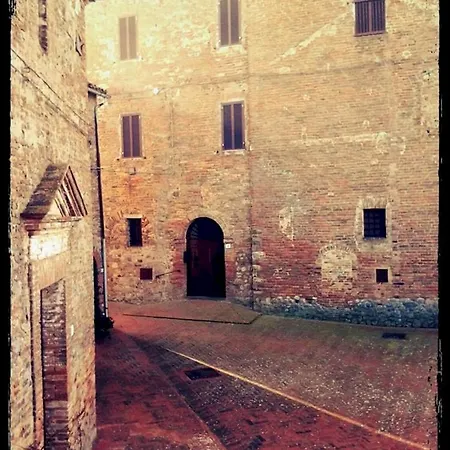 Al Castello Di 2* 法布罗